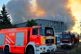 Riesige Rauchwolke über Gewerbegebiet: Feuerwehrmann bei Brand verletzt