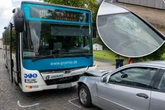 Mercedes kracht frontal mit Linienbus zusammen, Fahrer schleudert gegen Frontscheibe