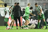 Tumulte nach Regionalliga-Partie: Fans gehen auf Chemie-Spieler los, ein Anhänger am Boden