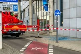 Wegen der Hitze? Riesiges Fenster löst sich und fällt in die Tiefe