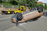 VW fährt gegen geparkten BMW und landet auf dem Dach