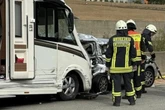 Wohnmobil kracht in VW Polo auf Standstreifen: Eine junge Frau stirbt, eine weitere wird schwer verletzt