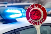 Mann fährt bei Polizeikontrolle auf Beamten zu, dann entwickelt sich eine Verfolgungsjagd