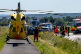 Mehrere Verletzte bei Crash auf Landstraße: Hubschrauber im Einsatz