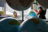 Wo ein Millimeter die Welt verschiebt: Sächsische Firma stellt Weltkugeln noch in Handarbeit her