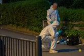 Mann eröffnet Feuer: Person lebensgefährlich verletzt - Schütze auf der Flucht