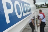 Explosion lässt Sportboot kentern: Ehepaar muss gerettet werden