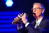 Wer wird Millionär?: Was hat Günther Jauch hier im Mund?