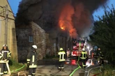 Verheerender Stall-Brand in Sachsen: Feuer breitet sich rasant aus, Straße voll gesperrt