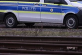Schwarzfahrer wird aus Zug geworfen, beschmeißt Regio mit Steinen und sorgt für Streckensperrung
