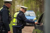 (Bier)durstiger Vater lässt sich von Sohn zur Tanke fahren: Alter des Jungen überrascht