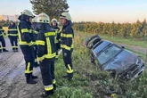 Mercedes-Fahrer landet mit Schnapsflasche in der Hand im Graben