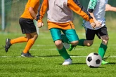 Beschämende Szenen bei U14-Fußballspiel: Zuschauer (40) prügelt 13-jährigen Spieler ins Krankenhaus