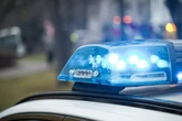 Bus zum Bremsen gezwungen: VW-Fahrer flüchtet, sieben Personen verletzt