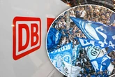 Erst Notbremse im Zug, dann Massenschlägerei unter Erzrivalen: Knapp 400 Fans gehen aufeinander los!