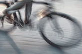 Diebe beklauen Mann und flüchten mit seinem Fahrrad - wer hat sie gesehen?