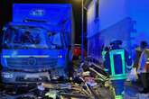 Straßenglätte löst Unfall aus: Hausbewohner und Lasterfahrer verletzt