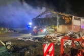 Feuerwehr fast zwölf Stunden im Einsatz! Brennendes Reifenlager greift auf Halle über