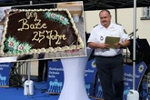 Flucht im frischen Beton und leckere Polizeitorte: Leipziger Einsatzgruppe feiert Jubiläum!