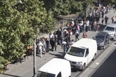 Mega-Lange Schlange in Berlin: Warum stehen die Menschen hier an?