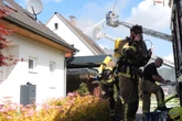 Brand in Einfamilienhaus: Bewohnerin stirbt, Feuerwehrmann im Krankenhaus
