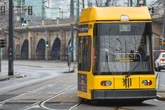 Widerwärtig! Mann entblößt sich in Dresdner Straßenbahn vor Teenagerin