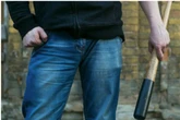 Mit Fäusten und Baseballschläger: 18-Jähriger von jungen Männern bedroht und verletzt
