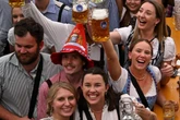Habt Ihr die Texte drauf? Diese Songs müsst Ihr auf der Wiesn beherrschen
