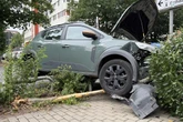 Audi-Fahrer übersieht Dacia: 23-Jähriger kracht gegen Schutzrohr und einen Baum