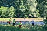 Kinder spielen auf Teichgelände, plötzlich versinkt eines von ihnen im Schlamm