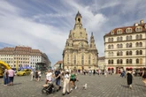Mercedes-Sprinter fährt durch Dresdner Fußgängerzone: Familie muss sich in Sicherheit bringen