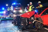 Mann gerät unter Alkoholeinfluss in Gegenverkehr: Frau in Fahrzeug eingeklemmt