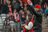 Wie ein Profi! Neunjähriger heizt Drittliga-Stadion am Mikro ein