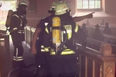 Nach Feuer in Kirche: Psychisch auffälliger Mann am Brandort gesichtet, eine Person festgenommen