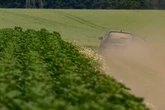 Mann macht an Feldweg Rast und wird brutal überfallen: Angreifer fährt mit seinem Auto weg