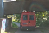 Auf Radweg gefahren: Wohnmobil bleibt an Brücke hängen