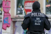 Zeugen gesucht: Räuberbande überfällt Mann in Connewitz und tritt auf ihn ein