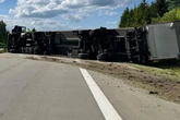 Chaos auf der A24: Lkw stürzt auf Seite und blockiert alle Fahrstreifen