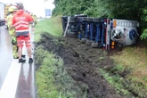 Folgenschwerer Unfall in Bayern: Lastwagen landet im Graben der A8