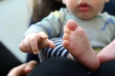 Neugeborenes ist nicht einmal 400 Euro wert: Massenproduktions-Mutter verkauft Baby an Fremde