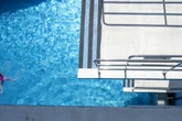 Mann soll Frau und Kinder in Münchner Schwimmbad sexuell belästigt haben