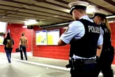 Mann zeigt Jugendlichen Hitlergruß und droht, "alle abzustechen"