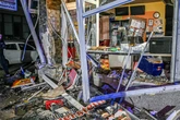 Mercedes fährt ungebremst in Pizzeria: Fahrer schwer verletzt!