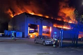 Großbrand in Industrieanlage: Warnung für Bevölkerung!