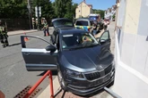 Skoda kommt von Fahrbahn ab und kracht gegen Hauswand