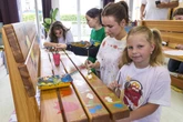 Bunte Bänke zum 1100-jährigen Jubiläum: Arche-Kinder malen mit den Porzellan-Profis