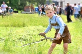 Messerscharfer Einsatz: Till (6) ist Sachsens jüngster Sensenmann