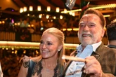 Promi-Alarm auf der Wiesn: Schwarzenegger dirigiert im Marstall