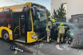 VW kracht in BVG-Bus und Zaun: Fünf Verletzte in Köpenick