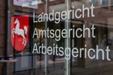Mann zerkratzt 281 Autos und legt Feuer - und wird freigesprochen